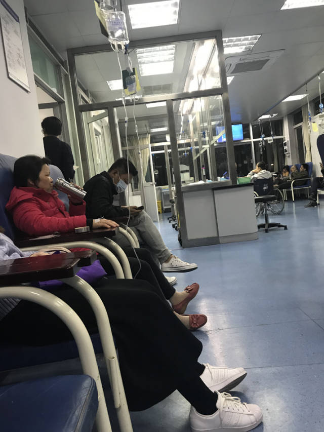 照片中,他独自坐在医院走廊,不见医护助理与随行工作人员的陪伴,倦容