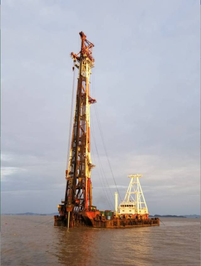 大桥第dssg03标主通航孔海上施工现场鞭炮齐鸣,伴随着打桩锤的落锤,ds