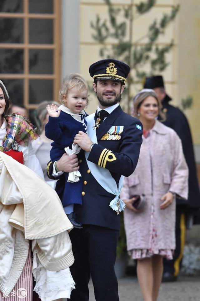 这就是现实中王子和公主的爱情!公主抱着小娃,王子抱着大娃