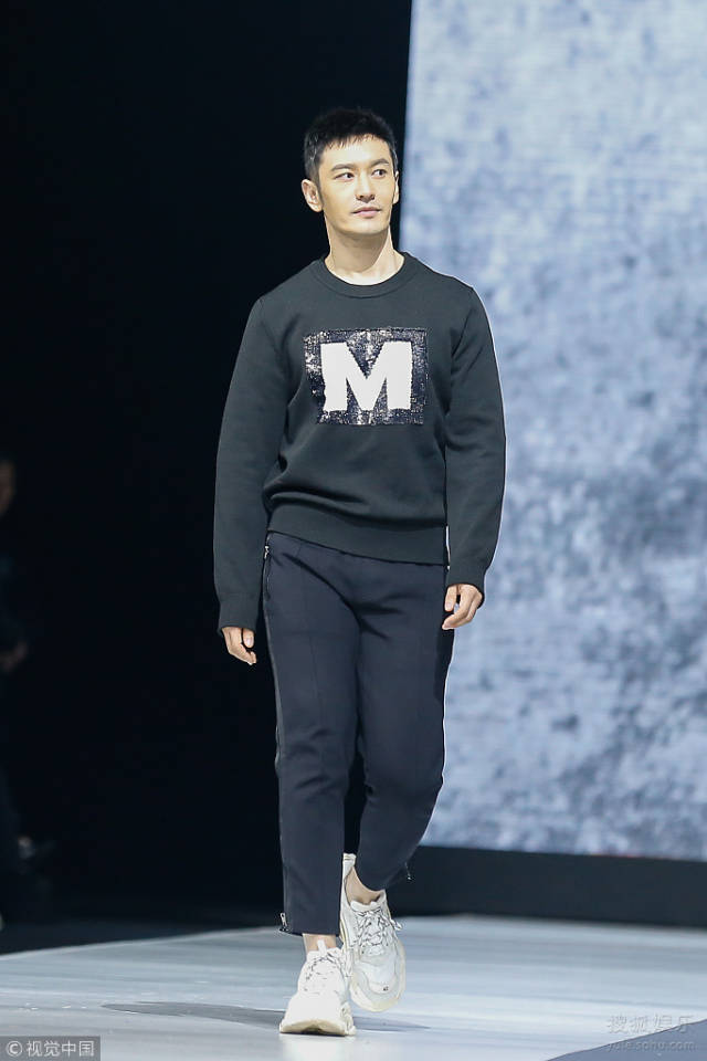 老板娘angelababy皮裤披着外套霸气为老公黄晓明助阵,女主人气场爆棚