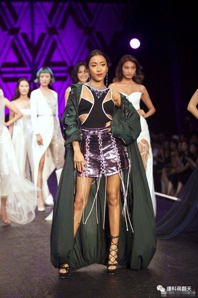 吉克隽逸和刘亦菲成史上最尴尬的同框,一黑一白简直不要太明显了!