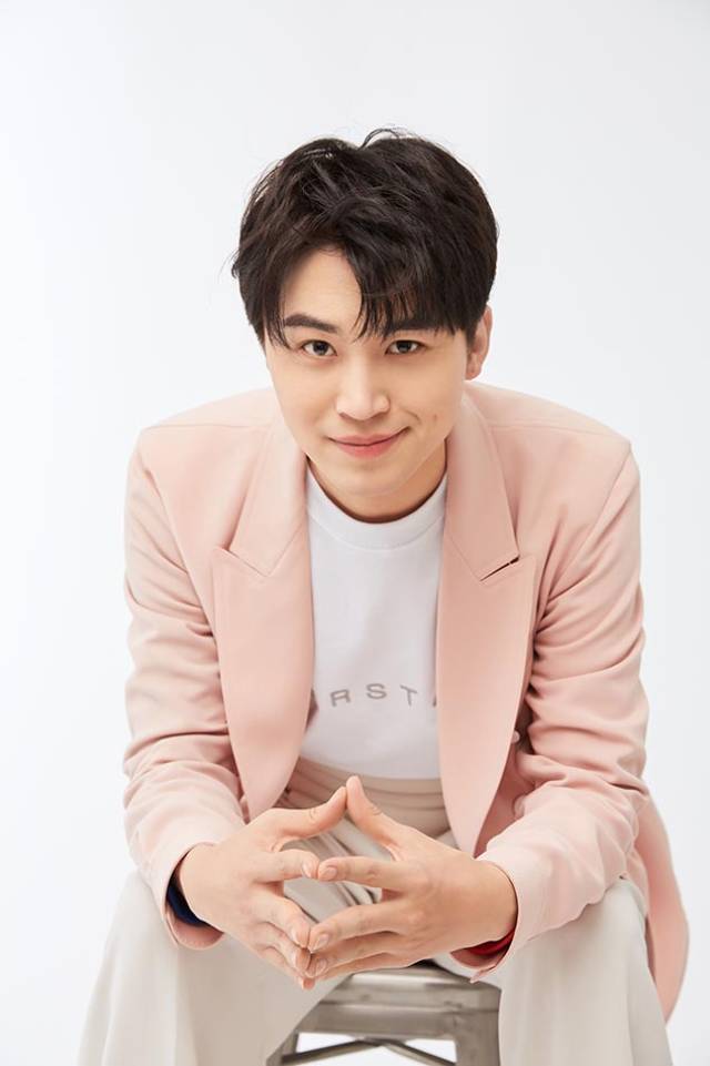 近日,演员代超曝光了一组时尚写真.