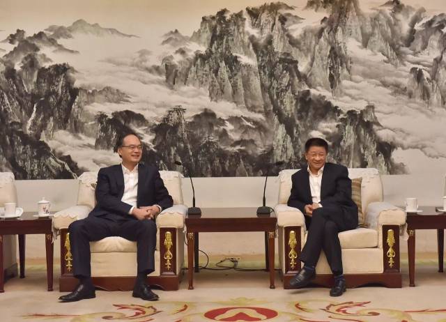 江西省联社党委副书记,主任叶磊和交通银行总行副行长沈如军出席签约