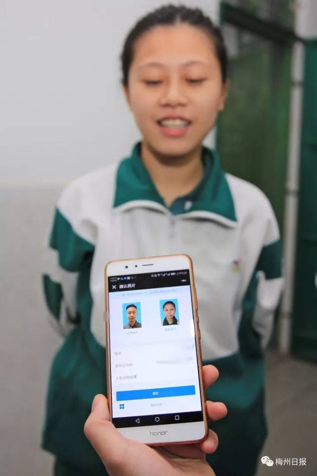 嘉应中学高三学生正在"刷脸"采集高考报名信息(高讯 摄)