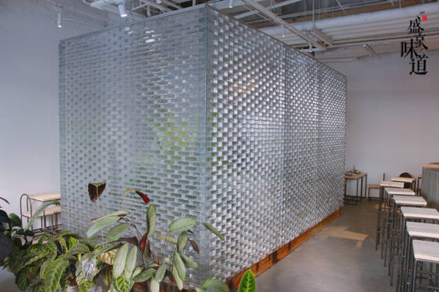 也是最高的水泥吧台 这个用水晶玻璃砖砌的玻璃房 是 世界第二大的