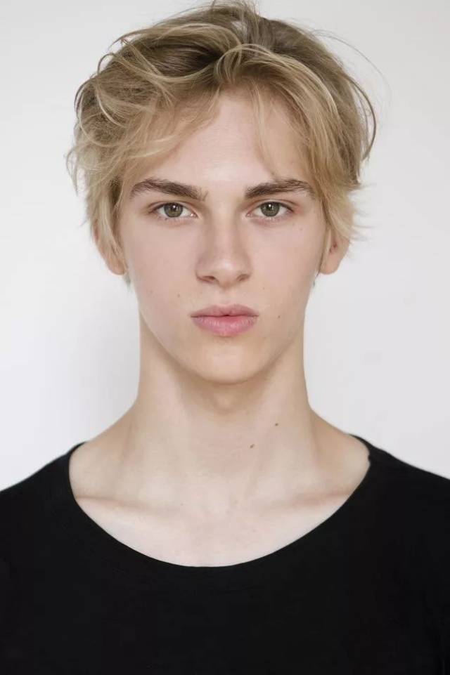 15岁走红的长腿波兰美少年 颜值爆表却偏要当逗比