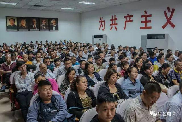 直击中国红色亿元村--河南南街村的模式生活，伟人形象四处可见