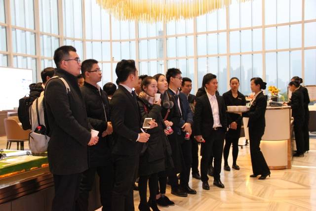 参观售楼部,同学们积极提问