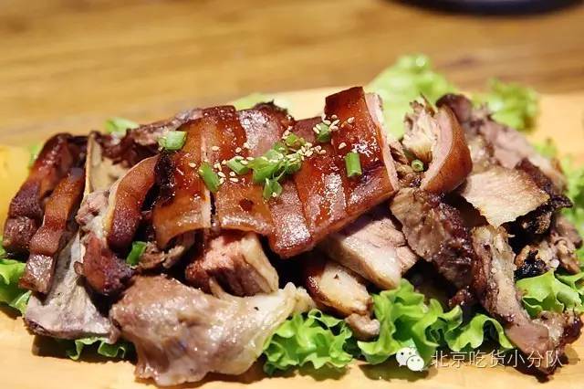 【石头烤带皮羊肉】