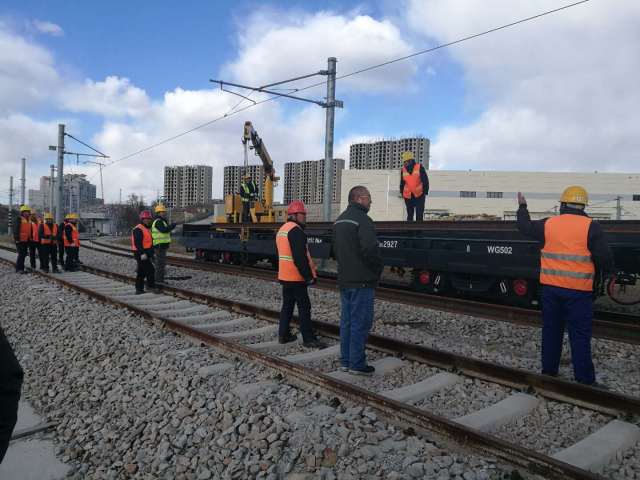 大连地铁首次进行钢轨装卸演练