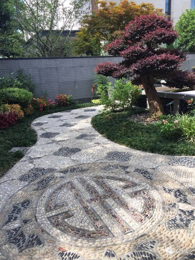 通過左側園路來到前庭, 庭院鋪地採用蘇式庭院中特有的海棠式鵝卵石