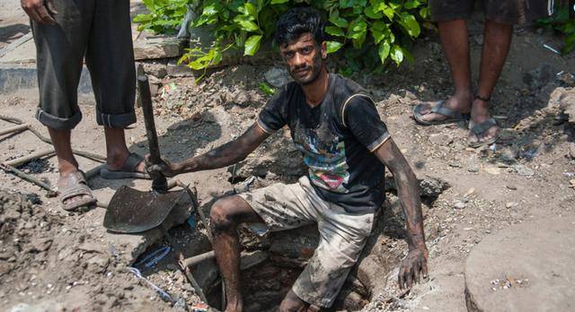 印度下水道清洁工:讲真,这可能是我见过最脏的工作了!