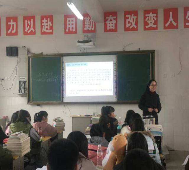 12月4日,铜仁一中到大龙中学开展"送课下乡"教研活动.