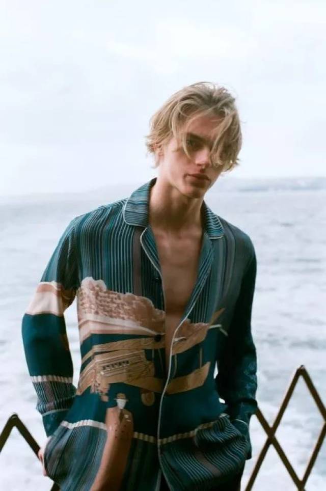 15岁走红的长腿波兰美少年 颜值爆表却偏要当逗比