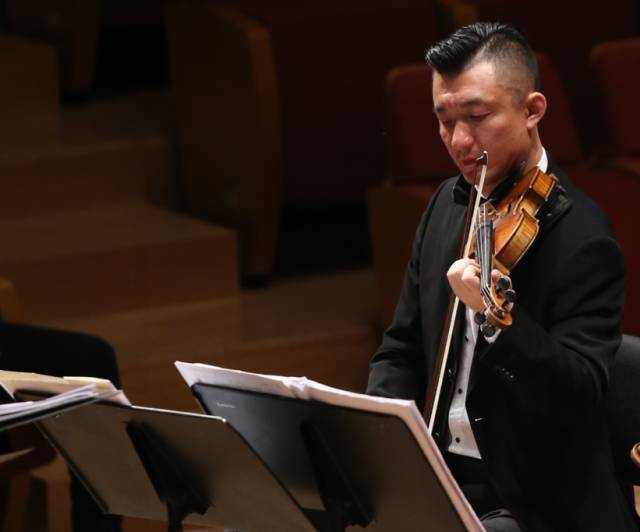 乐队演奏水平出众,参演乐团多部经典室内乐作品担任第一小提琴,并随团