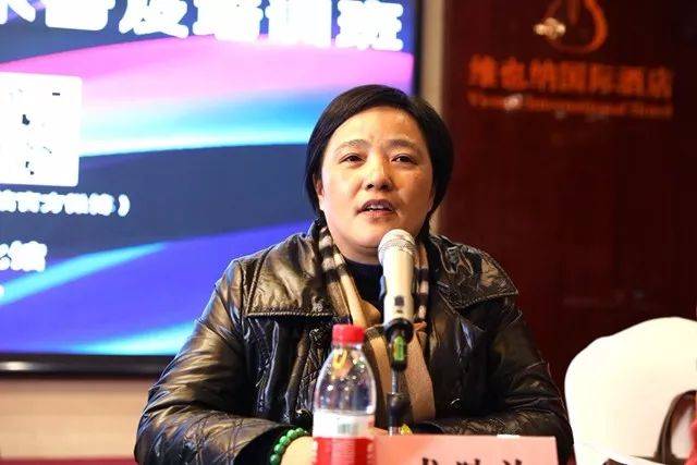 湖南省文化馆党委书记龙胜兰主持开班仪式