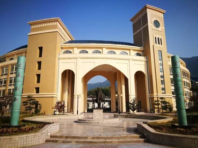 昨天,迄今为止最大的青瓷瓷柱现身龙泉浙大中学!