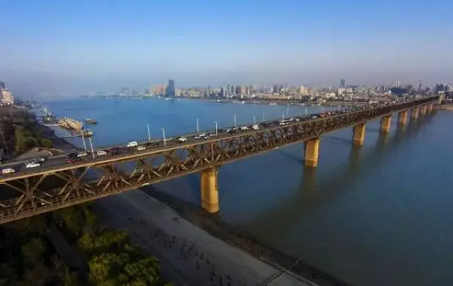 武汉长江大桥是新中国成立后在长江上修建的第一座公铁两用桥,被称为