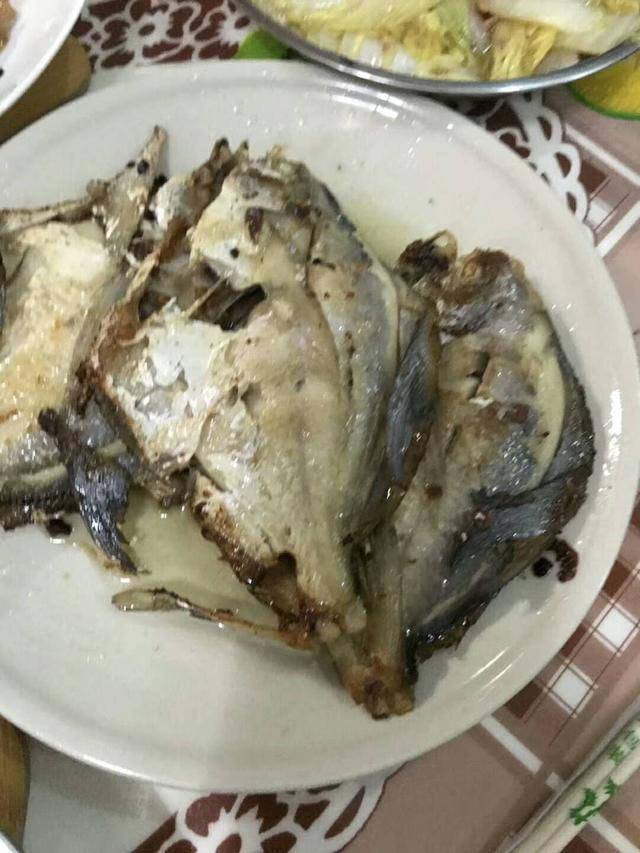 鱼是没太煎好,有点糊了.