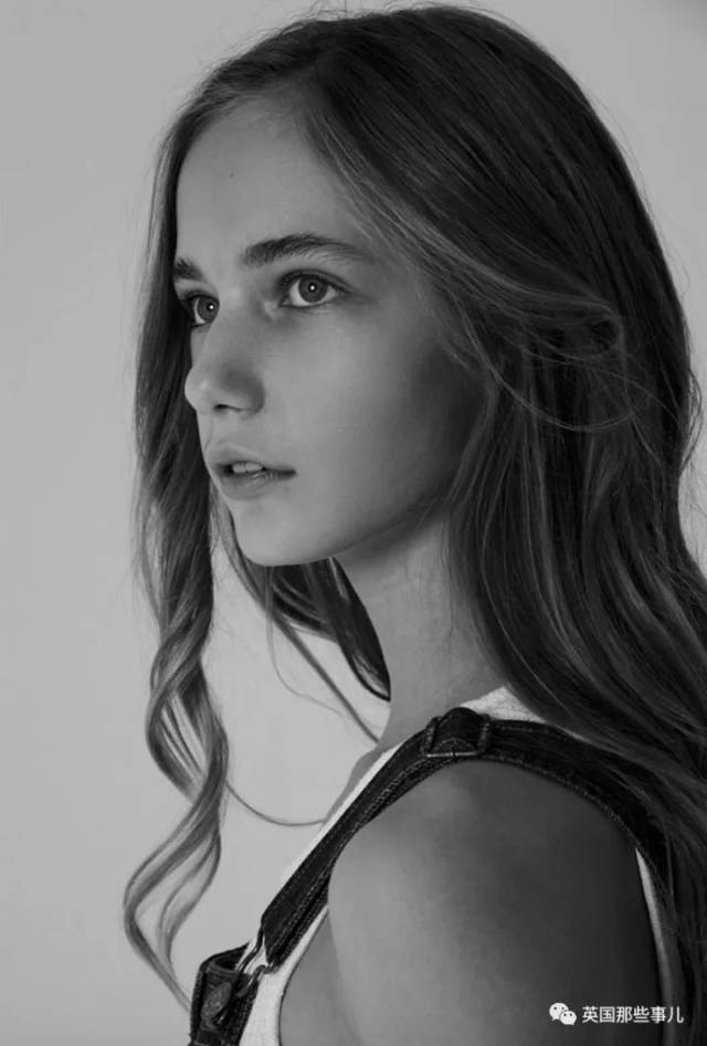 "世界最美"战斗民族小萝莉,这与生俱来的高冷范儿,妥妥的冰雪女王童年