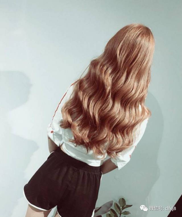 波浪发型是一种流行的卷发发型,不管是韩式波浪卷发型,中波浪发型,长