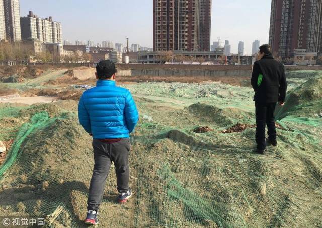 男子买房时楼已盖10层 交房时盖楼地为平地