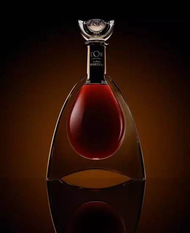 世界知名酒品牌马爹利martell换新logo和包装啦重新绘制了燕子和盾徽