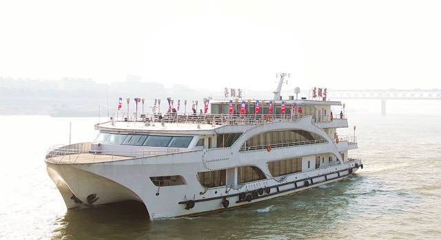 2018赛季)新闻发布会在湖北武汉市武昌区红巷码头"东湖号"轮船举行