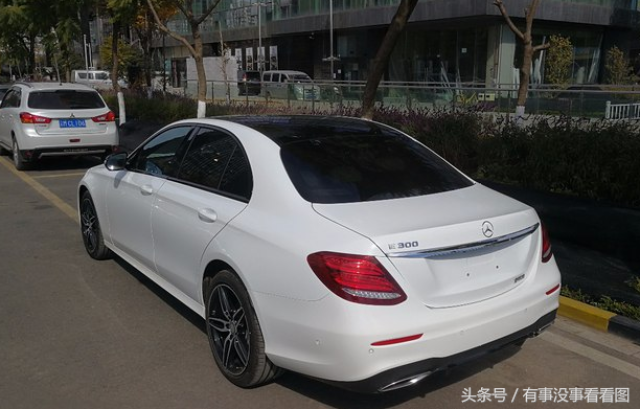 17款奔驰e300标轴运动版提车 落地53万朋友说车屁股看上去很小气