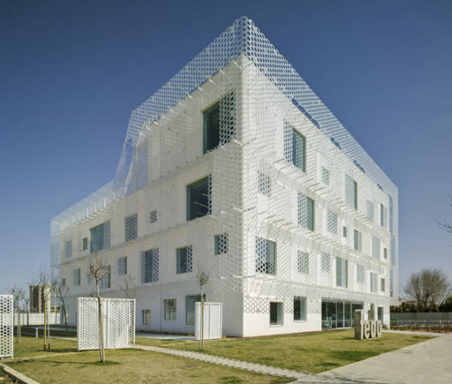 内部立面是清晰而有力的建筑实体,外立面则是被轻薄的网状结构