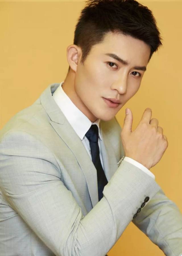 颜好,气质佳,王关彭可以无缝切换各种风格,毫无违和感.