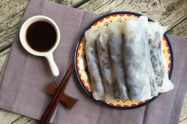 小卷粉的外皮是米浆,米浆讲究米和水的比例,很有劲道,不会稀也不会烂