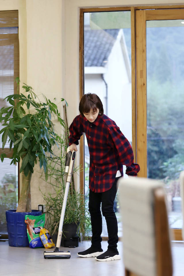景甜《青春旅社》升级代理店长 布置任务美滋滋