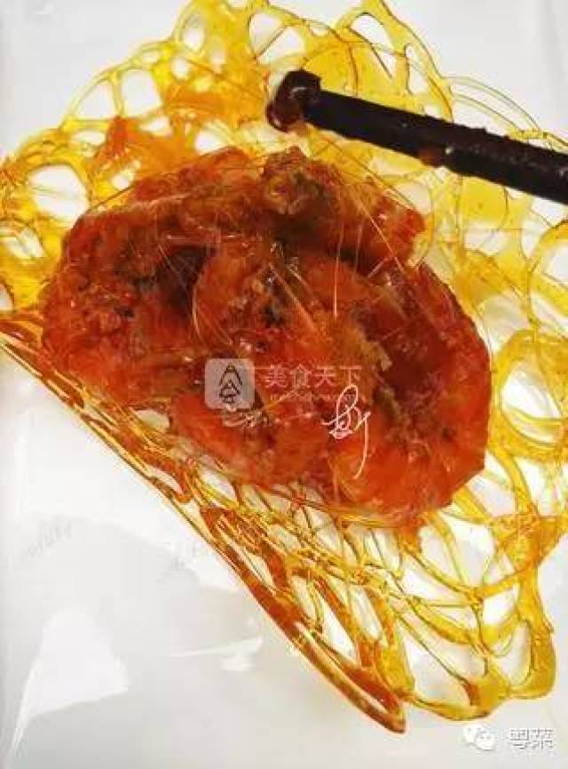 把糖画取出,虾装盘,绕上糖丝,成品就好了!