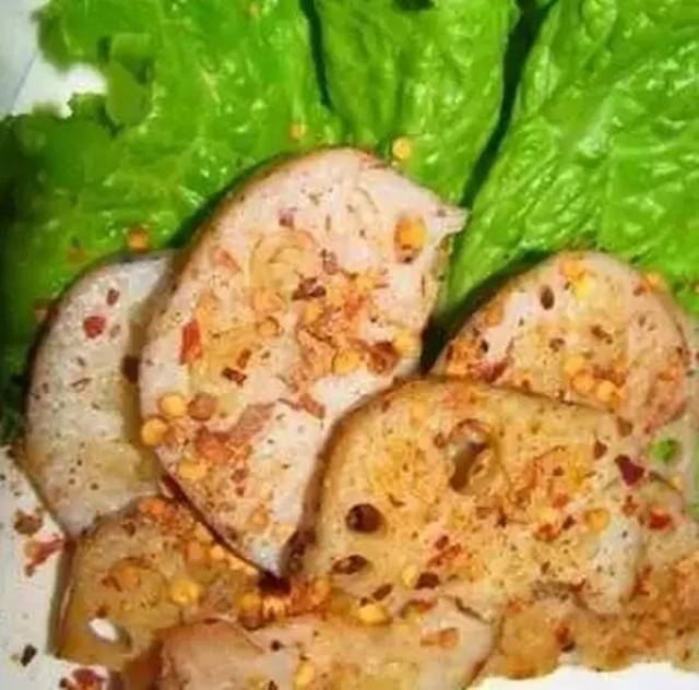 烤糯米藕 糯米塞入藕孔, 煮熟放凉切片, 然后穿串上火烤, 糯米软黏