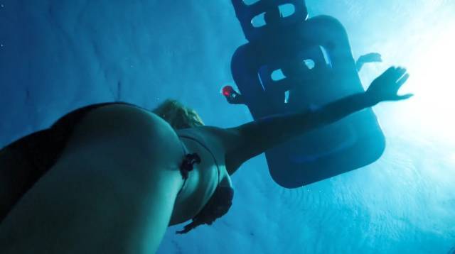 年度最刺激影片!两美女贴身肉搏鲨鱼,结局看呆