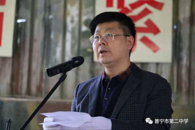 "学生代表黄潼嘹亮的宣誓声揭开了揭阳市培训中心第1240期综合实践