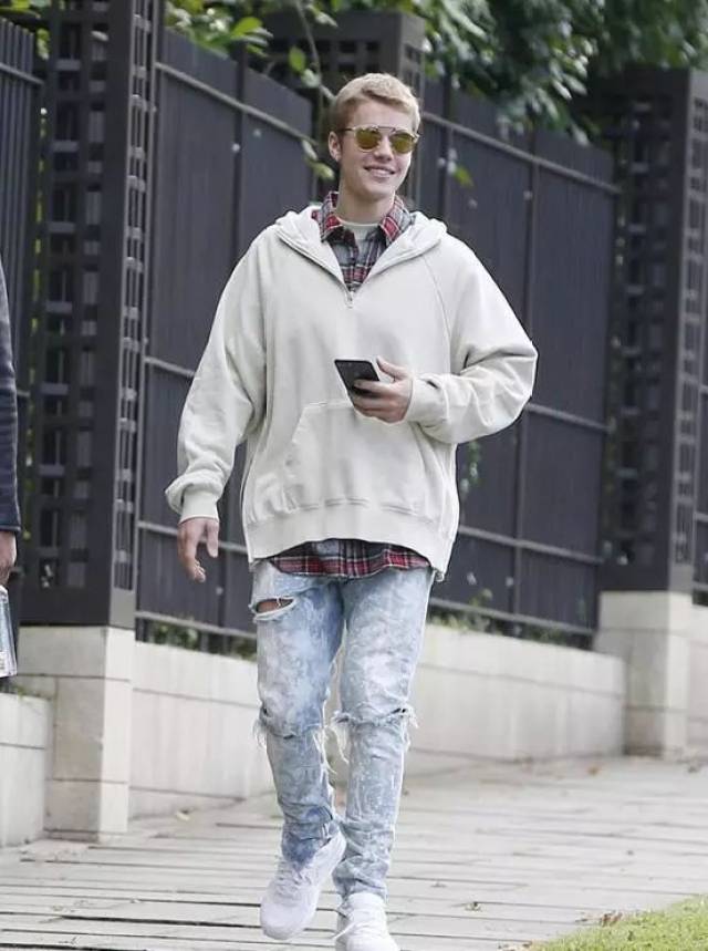 比伯(justin bieber):连帽卫衣 衬衫 t恤 破洞牛仔裤,如此层搭