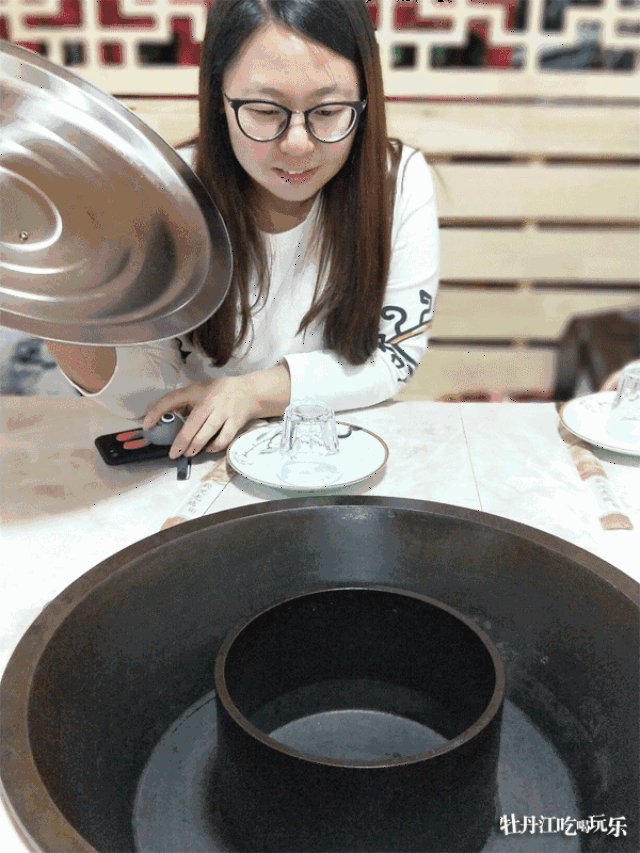 大妈敲锅表情包动图-千图网