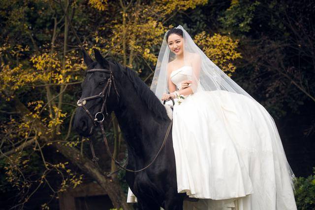 新娘周捷骑黑马入场