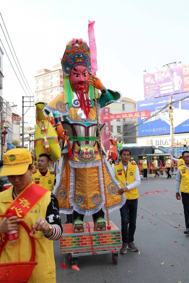 今天潮阳谷饶出现一艘大船,还有镇坛大将军骑马护送.