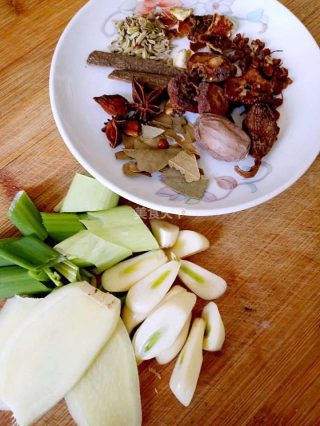 1. 先将葱姜蒜切好备用,将各种配料准备好备用.