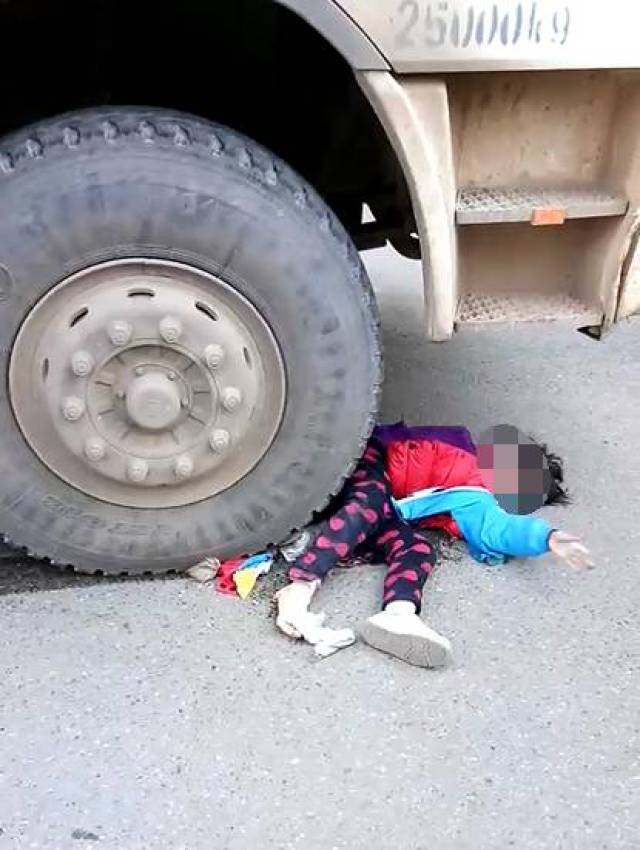 突发:上栗一小孩惨遭槽罐车碾压.