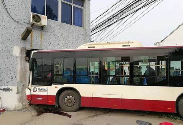 常州59路公交直接冲进居民家中!房屋被撞毁.