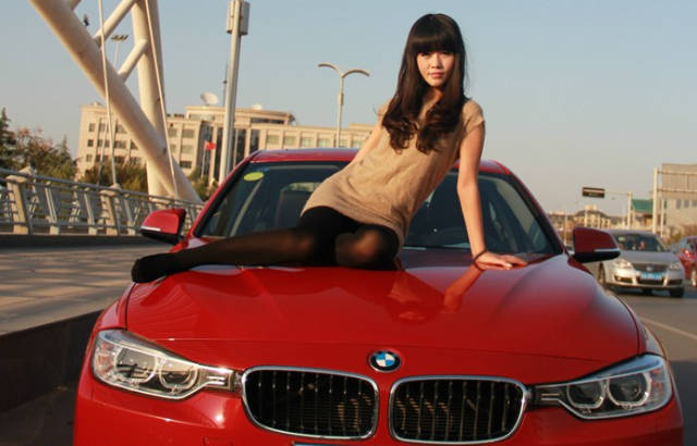 女人甜蜜的惊喜,美女来宝马车,红色小三系