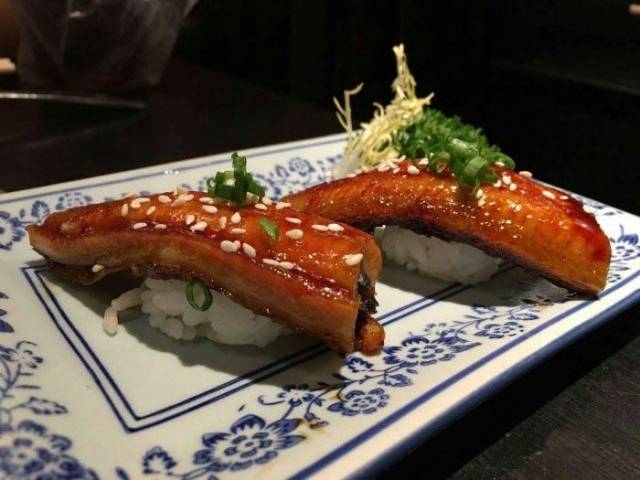 在摩打食堂还有一个特别震撼的菜品 那就是鳗鱼握寿司 鳗鱼肉大到把