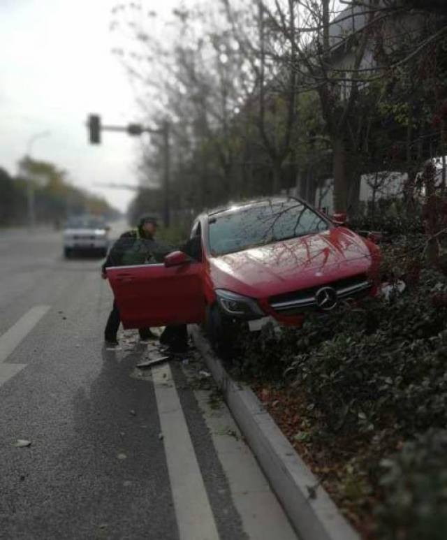 盐城西环路上一奔驰车撞上隔离带,没买车损险,将承担10万的维修费!