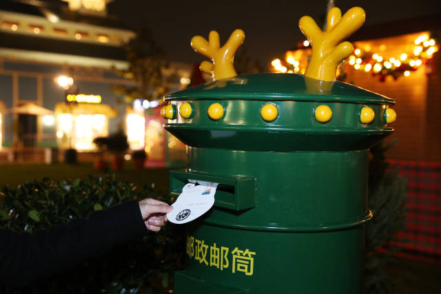 带有萌萌哒麋鹿角的 神秘邮筒 听说是圣诞市集的宠儿~ 盖上圣诞吨制