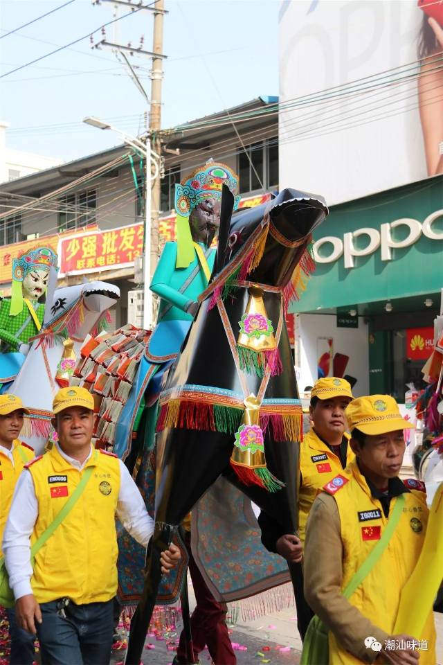 汕头谷饶路上惊现一艘大船,还有镇坛大将军骑马护送.