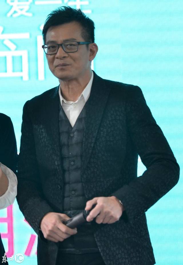 56歲的黃日華現身瀋陽商演,網友:你還是那個自帶音響的喬幫主!